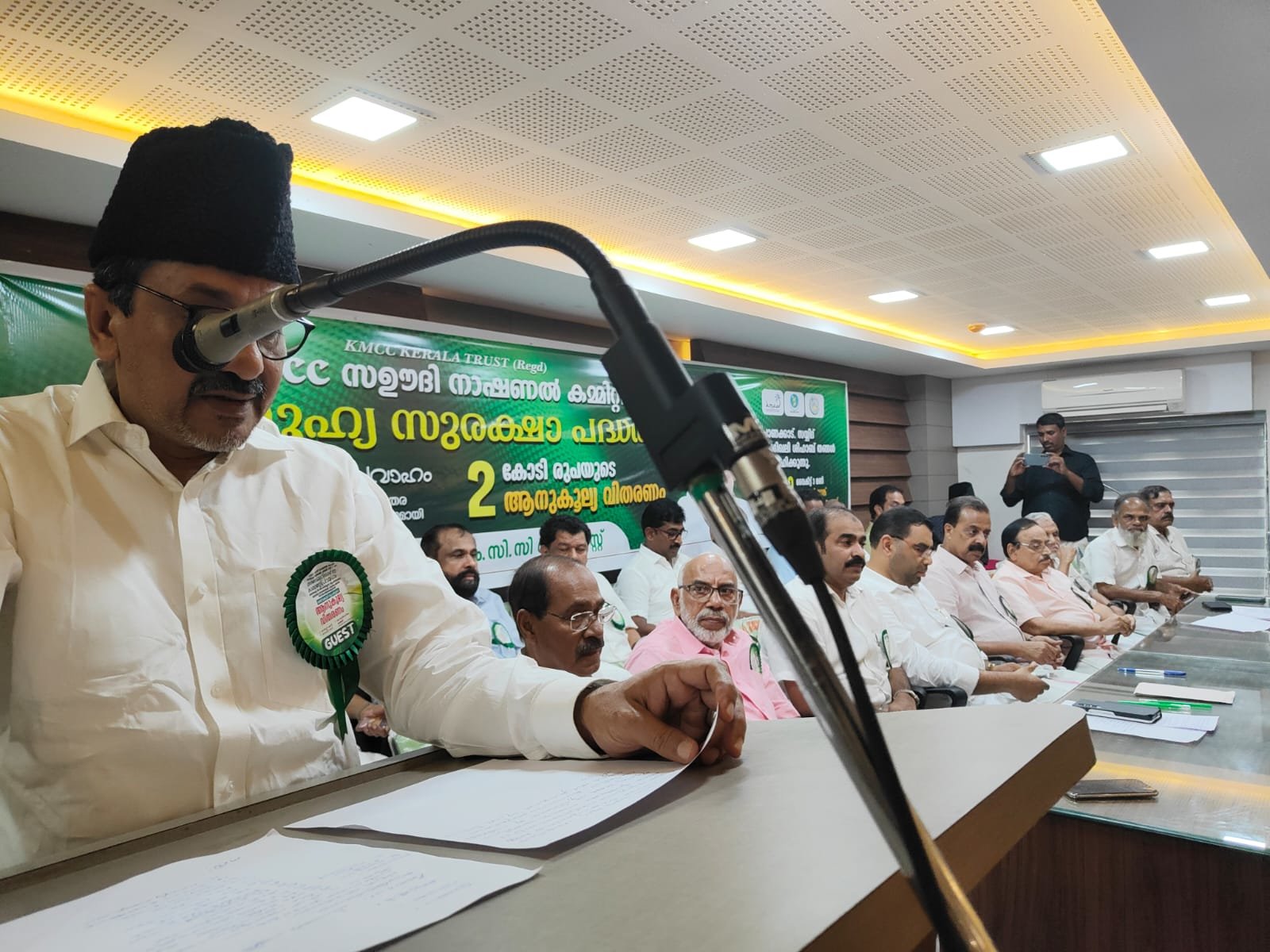 2023-2024 സുരക്ഷാ പദ്ധതി ആനുകൂല്യ വിതരണം പാണക്കാട് സയ്യിദ് സാദിഖലി ശിഹാബ് തങ്ങള്‍ ഉദ്ഘാടനം ചെയ്യുന്നു