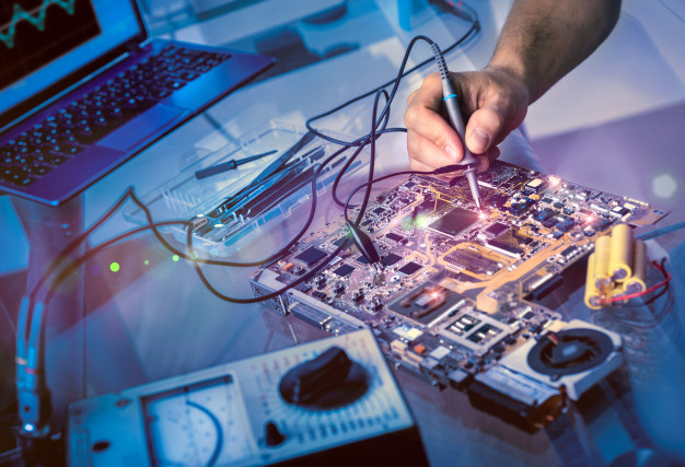 tech-fixes-motherboard-service-center_87646-3939